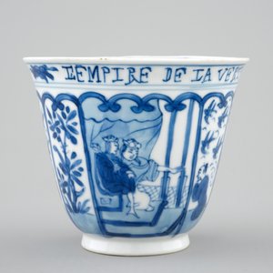 Een zeldzame Chinese blauw-witte kop en schotel met Franse tekst, Kangxi — foto 4