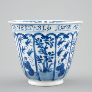 Een zeldzame Chinese blauw-witte kop en schotel met Franse tekst, Kangxi — foto 5