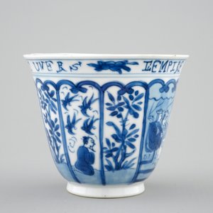 Een zeldzame Chinese blauw-witte kop en schotel met Franse tekst, Kangxi — foto 7
