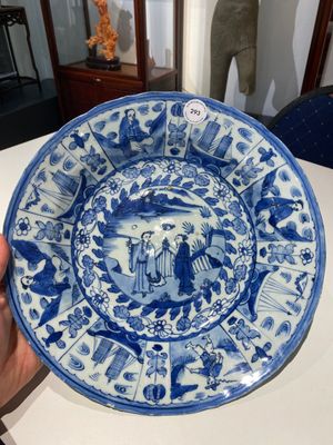 Een zeldzame Chinese blauw-witte kraakporseleinen schotel met Portugese schepen als randvulling, Wanli — foto 1