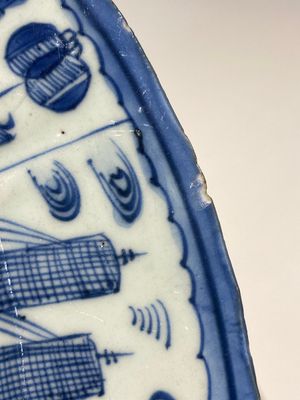 Een zeldzame Chinese blauw-witte kraakporseleinen schotel met Portugese schepen als randvulling, Wanli — foto 12