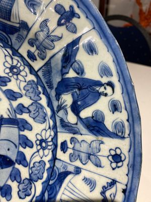 Een zeldzame Chinese blauw-witte kraakporseleinen schotel met Portugese schepen als randvulling, Wanli — foto 4