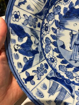 Een zeldzame Chinese blauw-witte kraakporseleinen schotel met Portugese schepen als randvulling, Wanli — foto 5