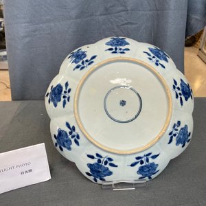 Een zeldzame Chinese blauw-witte lotusvormige schotel met een luipaard, Kangxi — foto 4