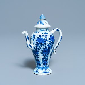 Een zeldzame Chinese blauw-witte miniatuur theepot, Kangxi — foto 1