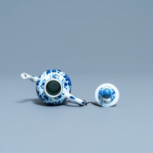 Een zeldzame Chinese blauw-witte miniatuur theepot, Kangxi — foto 6