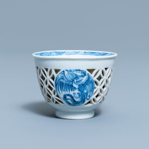 Een zeldzame Chinese blauw-witte opengewerkte dubbelwandige kop met feniksen, Transitie periode — foto 1