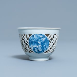 Een zeldzame Chinese blauw-witte opengewerkte dubbelwandige kop met feniksen, Transitie periode — foto 2