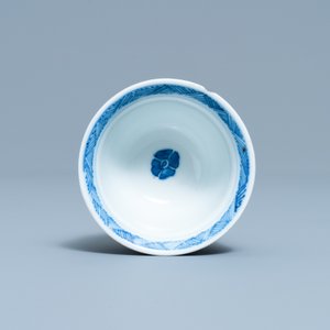 Een zeldzame Chinese blauw-witte opengewerkte dubbelwandige kop met feniksen, Transitie periode — foto 6