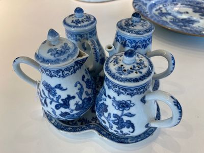 Een zeldzame Chinese blauw-witte set van twee dekselkannen en twee strooiers op onderschotel, Qianlong — foto 1