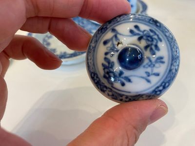 Een zeldzame Chinese blauw-witte set van twee dekselkannen en twee strooiers op onderschotel, Qianlong — foto 11