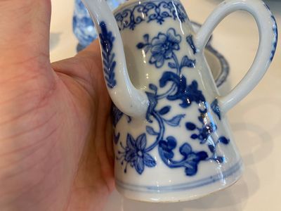 Een zeldzame Chinese blauw-witte set van twee dekselkannen en twee strooiers op onderschotel, Qianlong — foto 12