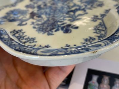 Een zeldzame Chinese blauw-witte set van twee dekselkannen en twee strooiers op onderschotel, Qianlong — foto 20