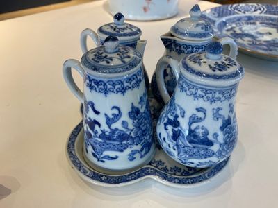Een zeldzame Chinese blauw-witte set van twee dekselkannen en twee strooiers op onderschotel, Qianlong — foto 3