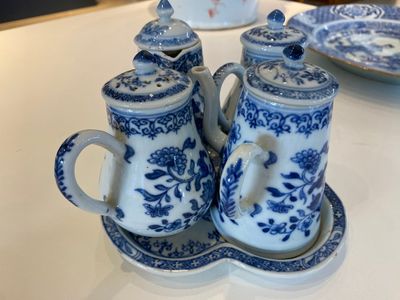 Een zeldzame Chinese blauw-witte set van twee dekselkannen en twee strooiers op onderschotel, Qianlong — foto 4