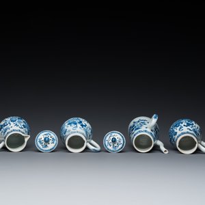 Een zeldzame Chinese blauw-witte set van twee dekselkannen en twee strooiers op onderschotel, Qianlong — foto 7