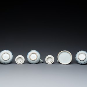 Een zeldzame Chinese blauw-witte set van twee dekselkannen en twee strooiers op onderschotel, Qianlong — foto 8