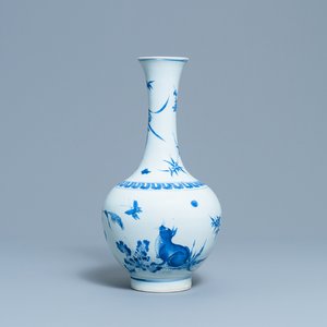 Een zeldzame Chinese blauw-witte vaas met een kat en een vlinder, Transitie periode — foto 1