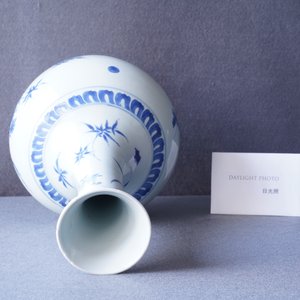 Een zeldzame Chinese blauw-witte vaas met een kat en een vlinder, Transitie periode — foto 11