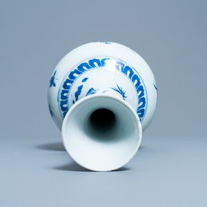 Een zeldzame Chinese blauw-witte vaas met een tijger en twee vlinders, Transitie periode — foto 6