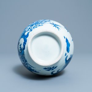 Een zeldzame Chinese blauw-witte vaas met een tijger en twee vlinders, Transitie periode — foto 7