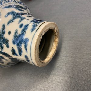 Een zeldzame Chinese blauw-witte 'zeedraken' vaas, Wanli — foto 11