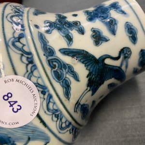 Een zeldzame Chinese blauw-witte 'zeedraken' vaas, Wanli — foto 14