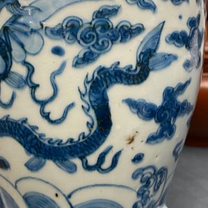 Een zeldzame Chinese blauw-witte 'zeedraken' vaas, Wanli — foto 21