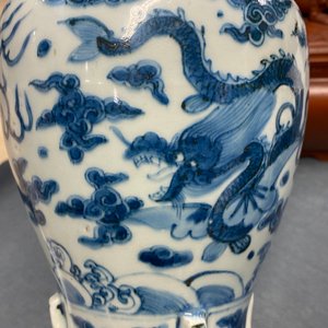 Een zeldzame Chinese blauw-witte 'zeedraken' vaas, Wanli — foto 24