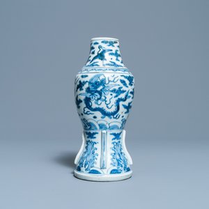 Een zeldzame Chinese blauw-witte 'zeedraken' vaas, Wanli — foto 3