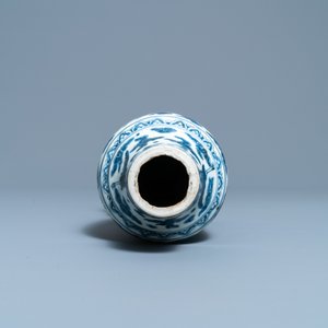 Een zeldzame Chinese blauw-witte 'zeedraken' vaas, Wanli — foto 5