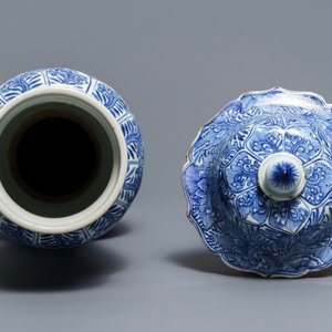 Een zeldzame Chinese blauwwitte dekselvaas, Kangxi — foto 6