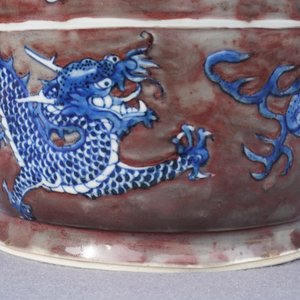Een zeldzame Chinese blauwwitte en onderglazuur rode rouleau vaas, Kangxi — foto 32
