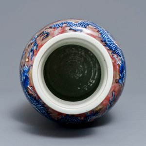 Een zeldzame Chinese blauwwitte en onderglazuur rode rouleau vaas, Kangxi — foto 5