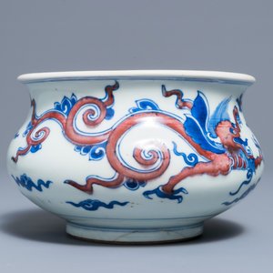 Een zeldzame Chinese blauwwitte en rode wierookbrander met draken, Kangxi — foto 4