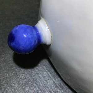 Een zeldzame Chinese blauwwitte koffiekan met "Europa en de stier", Kangxi — foto 31