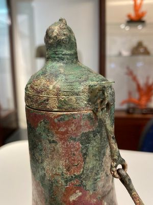 Een zeldzame Chinese bronzen kalebasvormige 'hu' dekselvaas, Oostelijke Zhou — foto 12