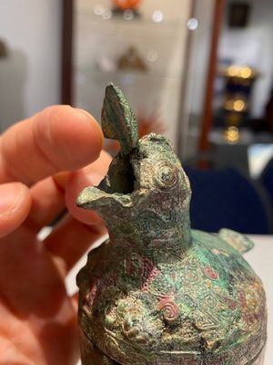 Een zeldzame Chinese bronzen kalebasvormige 'hu' dekselvaas, Oostelijke Zhou — foto 18