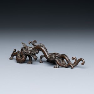 Een zeldzame Chinese bronzen penselenhouder met draken, Yuan/Ming — foto 1