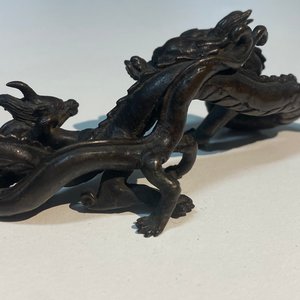 Een zeldzame Chinese bronzen penselenhouder met draken, Yuan/Ming — foto 15