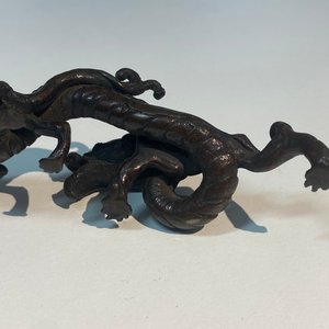 Een zeldzame Chinese bronzen penselenhouder met draken, Yuan/Ming — foto 19