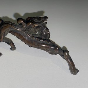 Een zeldzame Chinese bronzen penselenhouder met draken, Yuan/Ming — foto 22