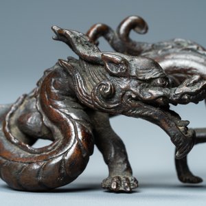 Een zeldzame Chinese bronzen penselenhouder met draken, Yuan/Ming — foto 9