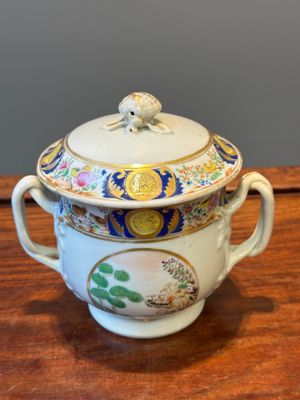 Een zeldzame Chinese Canton famille rose suikerpot met deksel, een kop en schotel, 19e eeuw — foto 18