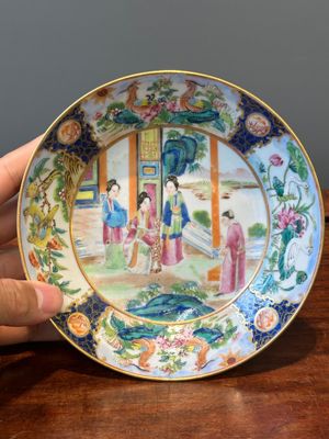 Een zeldzame Chinese Canton famille rose suikerpot met deksel, een kop en schotel, 19e eeuw — foto 2