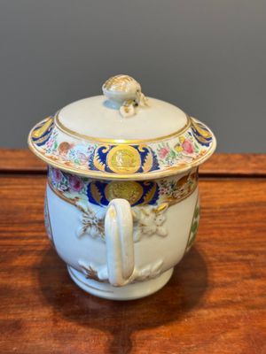 Een zeldzame Chinese Canton famille rose suikerpot met deksel, een kop en schotel, 19e eeuw — foto 21
