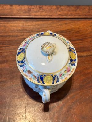 Een zeldzame Chinese Canton famille rose suikerpot met deksel, een kop en schotel, 19e eeuw — foto 22