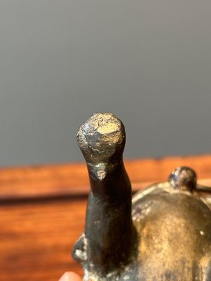 Een zeldzame Chinese deels gelakt en verguld bronzen wierookhouder in de vorm van een paard, Yuan/vroege Ming — foto 4