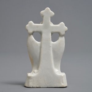 Een zeldzame Chinese Dehua blanc de Chine crucifix, Kangxi/Qianlong — foto 3