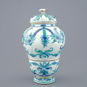 Een zeldzame Chinese export porseleinen urne met deksel, Kangxi/Yongzheng, 1e kwart 18e eeuw — foto 2